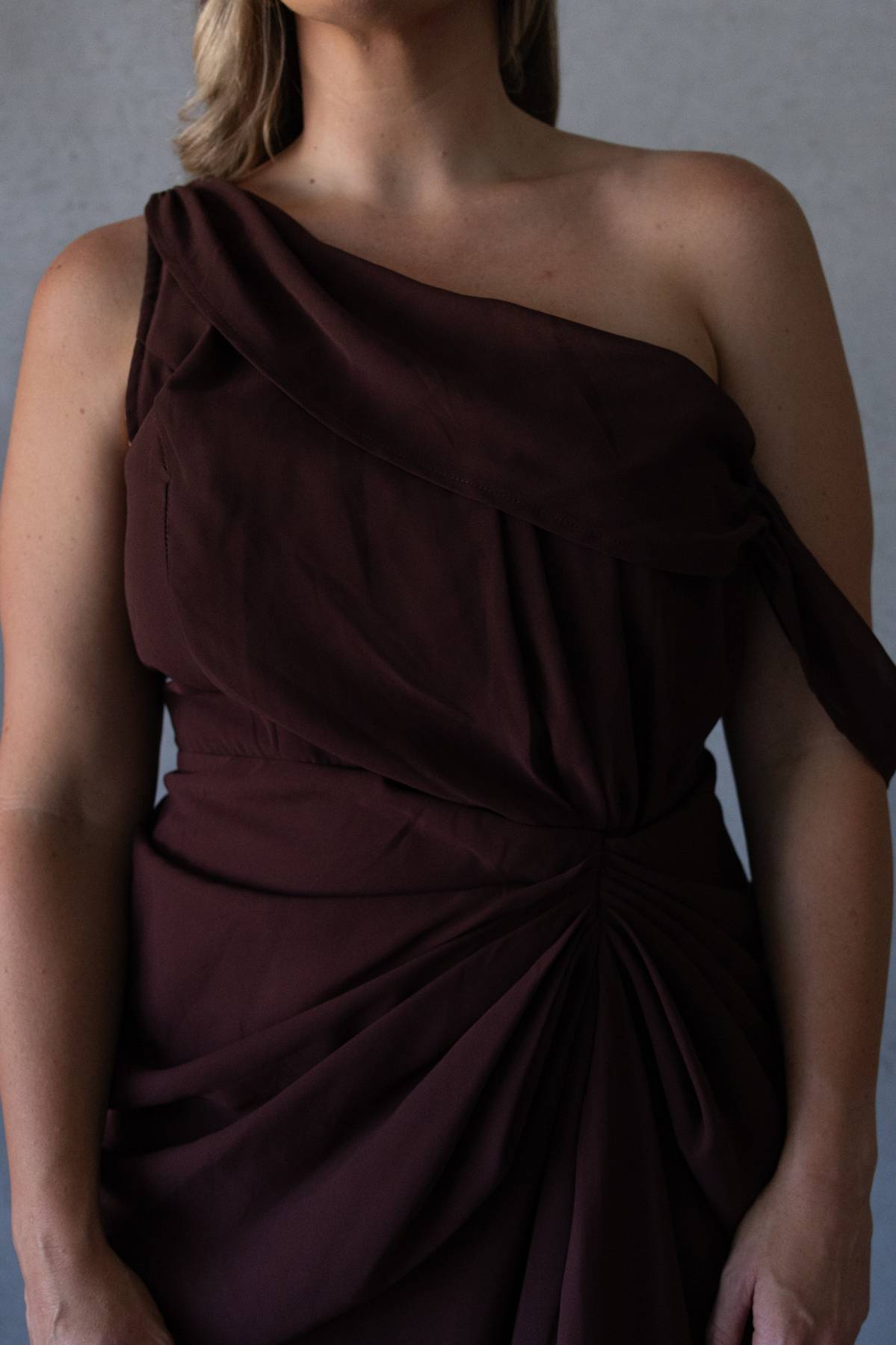 PRETTYLITTLETHING - Asymmetric Strap Draped Midi Dress (AU 16)