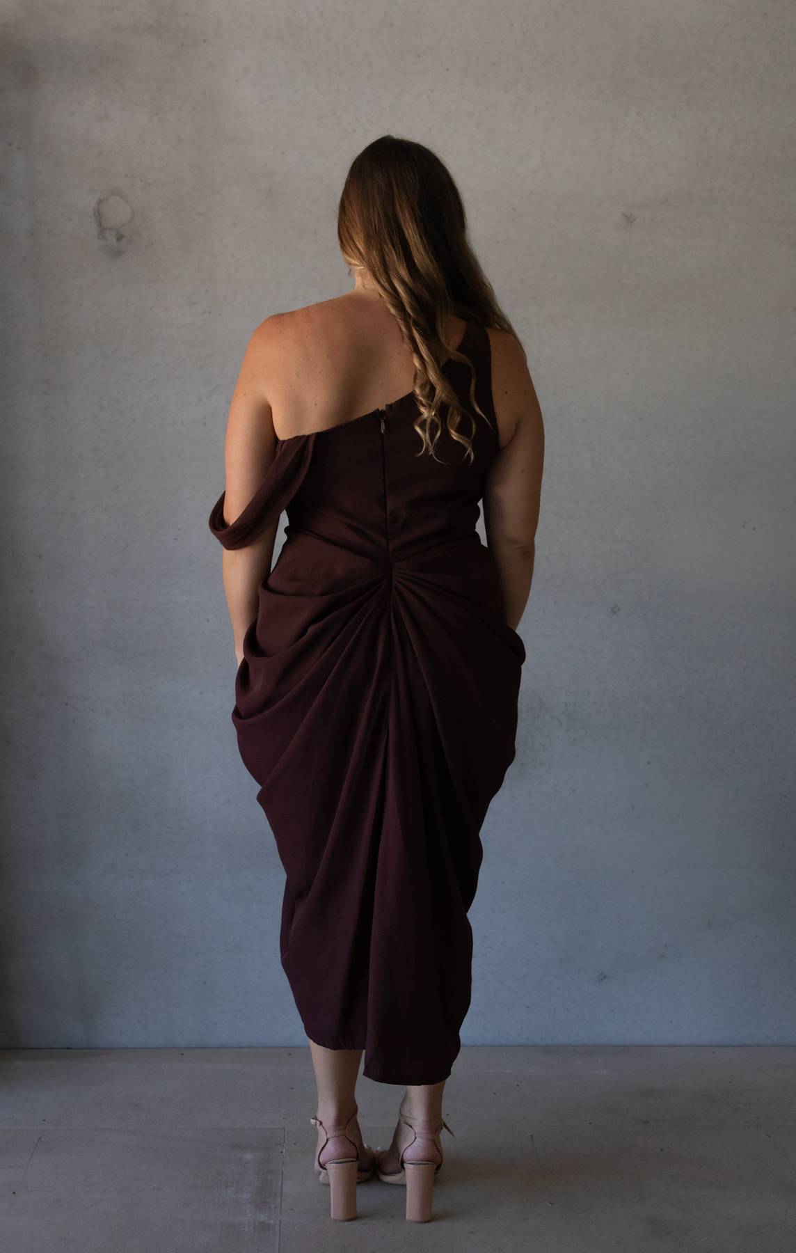 PRETTYLITTLETHING - Asymmetric Strap Draped Midi Dress (AU 16)
