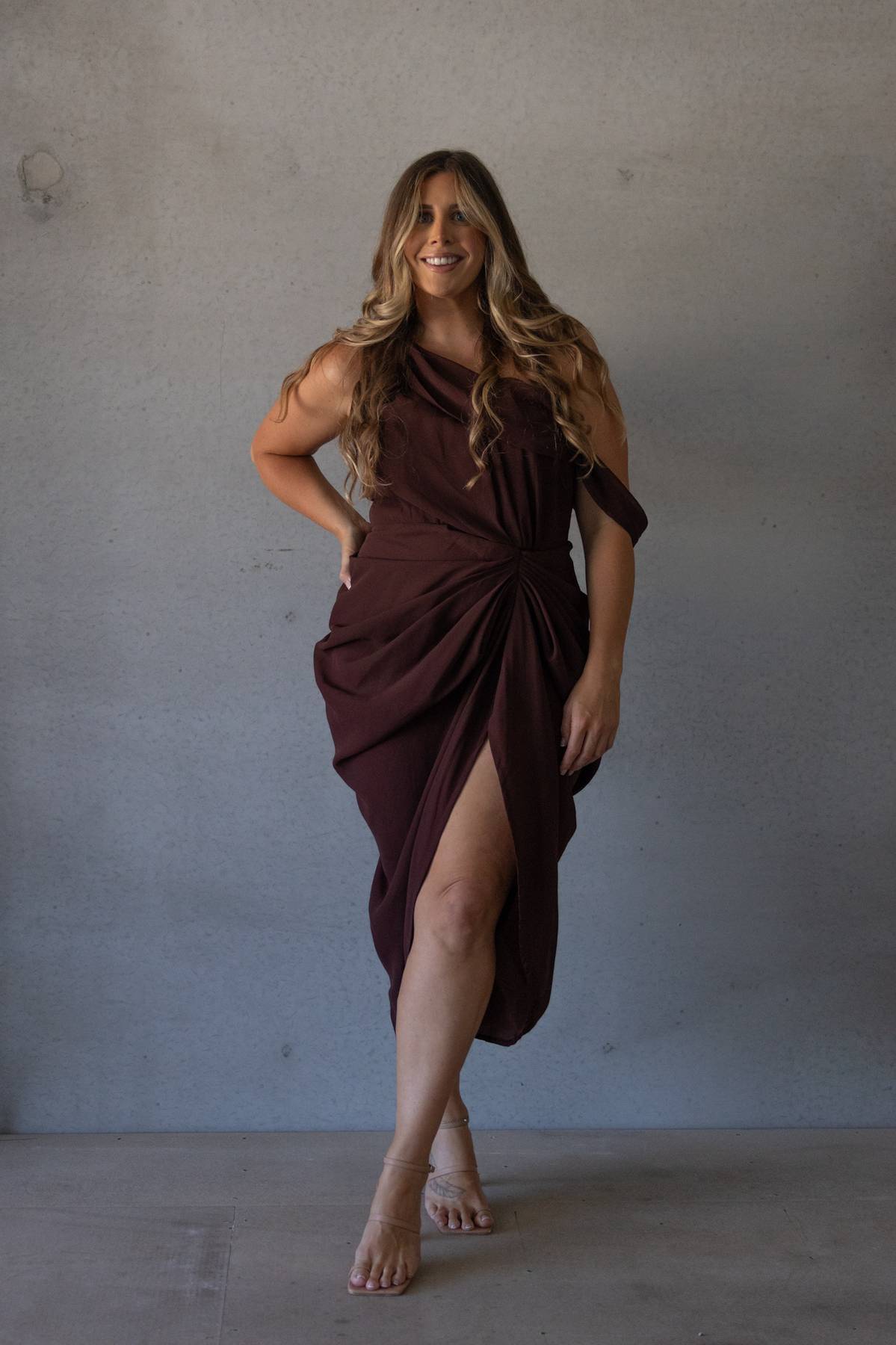 PRETTYLITTLETHING - Asymmetric Strap Draped Midi Dress (AU 16)